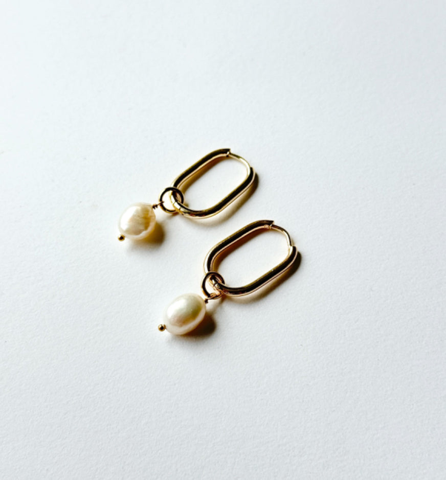 SKINNY VALERIE / MINIMAL SQUOVAL GOLD LOOPS WITH FRESHWATER PEARL
