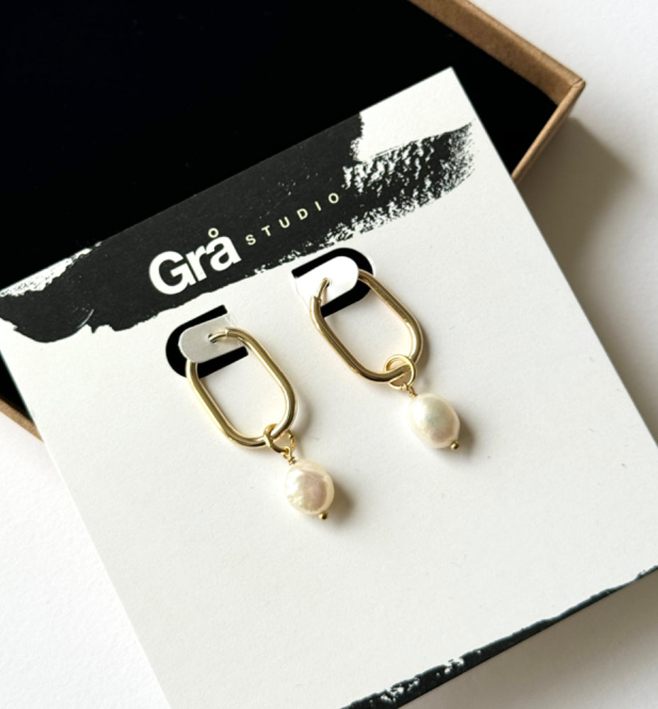 SKINNY VALERIE / MINIMAL SQUOVAL GOLD LOOPS WITH FRESHWATER PEARL